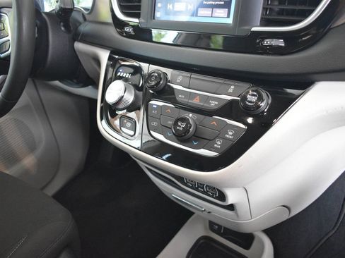 Used 2022 Chrysler Voyager LX FWD image 23
