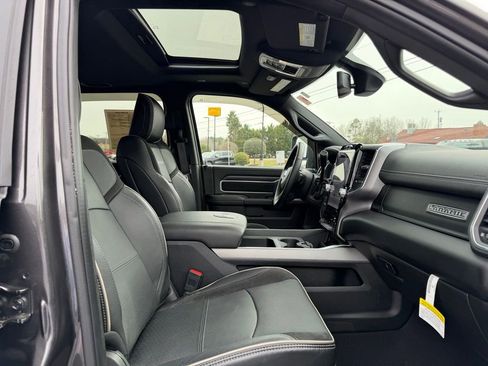 Used 2024 RAM 2500 Laramie w/ Night Edition image 32