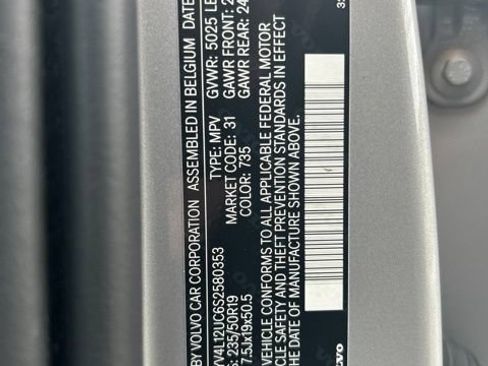 Certified 2025 Volvo XC40 B5 Plus AWD/4WD image 29