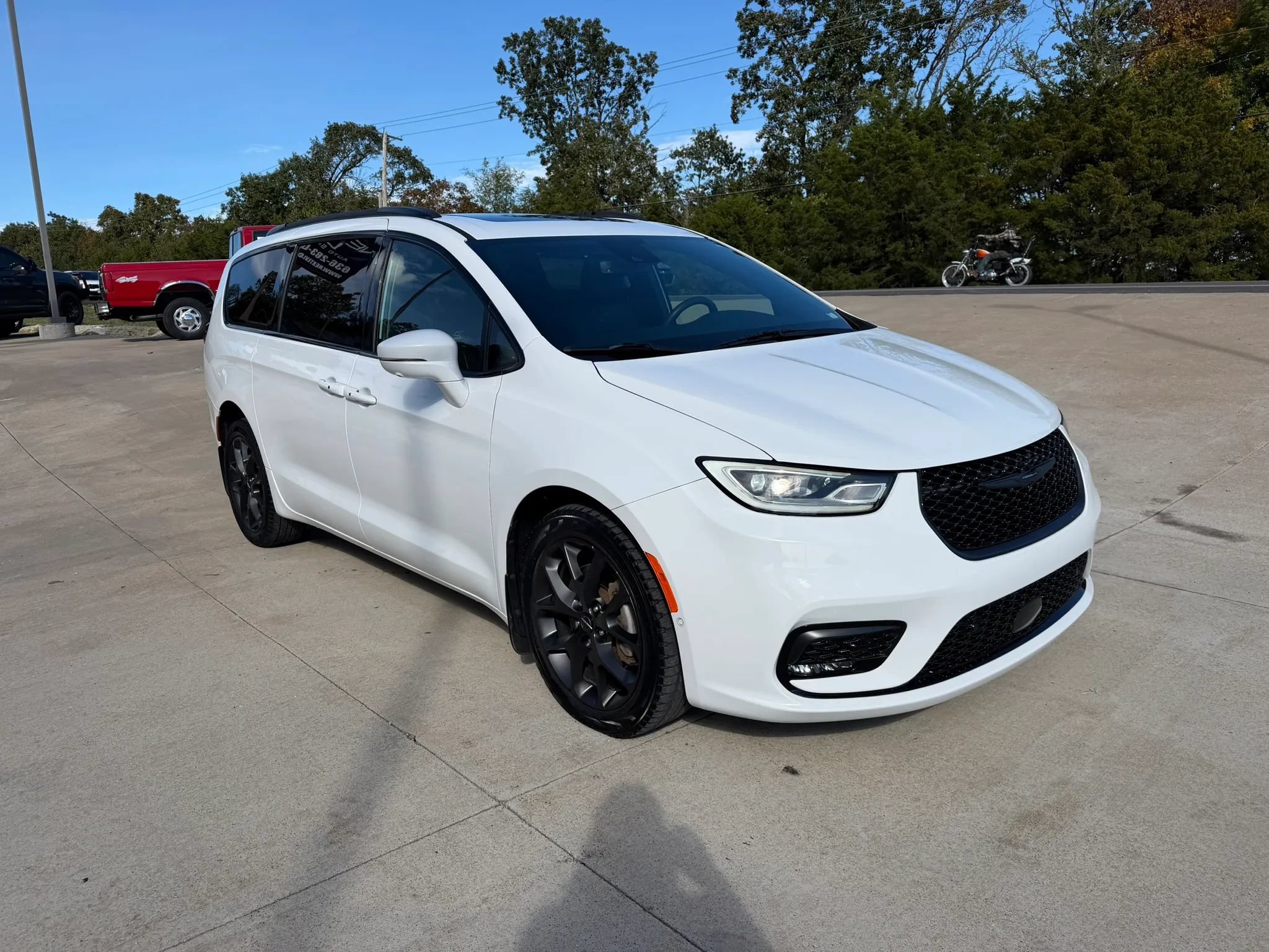 Used 2022 Chrysler Pacifica Touring-L w/ Uconnect Theater Family Group AWD/4WD image 3