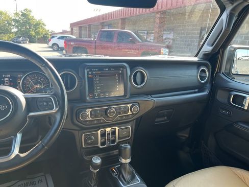 Used 2018 Jeep Wrangler Unlimited Sahara image 32