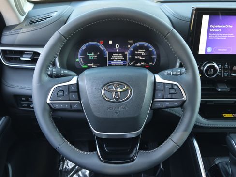 Used 2026 Toyota Highlander Limited AWD/4WD image 17