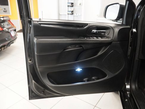 Used 2017 Dodge Grand Caravan SE image 16