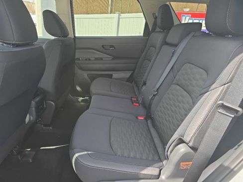 Used 2025 Nissan Pathfinder S image 13