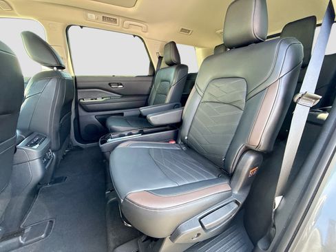 Used 2025 Nissan Pathfinder Platinum FWD image 22