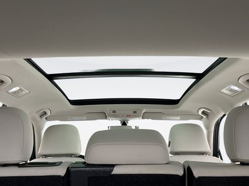 Used 2021 Volkswagen Tiguan SE w/ Panoramic Sunroof Package image 17