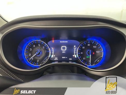 Used 2024 Chrysler Pacifica Touring-L AWD/4WD image 21