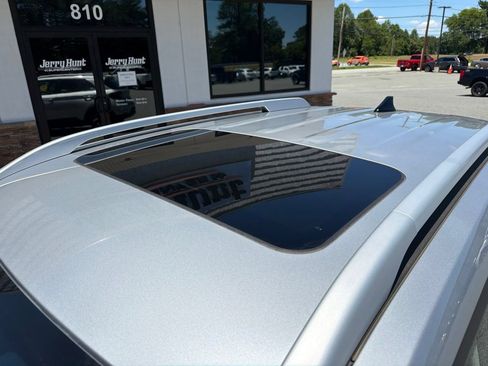 Used 2022 Hyundai Venue SEL FWD image 11
