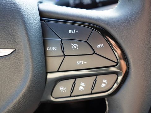 Certified 2025 Chrysler Pacifica Limited FWD image 33