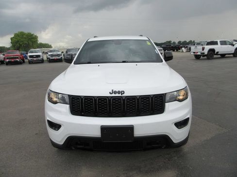 Used 2019 Jeep Grand Cherokee Laredo AWD/4WD image 11