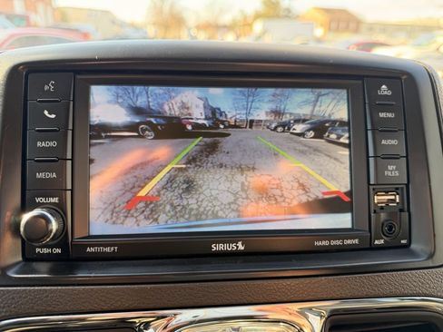 Used 2015 Chrysler Town & Country Touring image 28