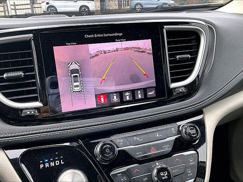 Used 2022 Chrysler Pacifica Touring-L w/ Uconnect Theater Family Group image 21