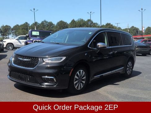 Used 2023 Chrysler Pacifica Limited FWD image 6