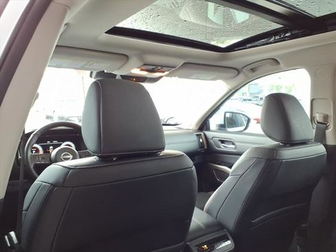 Certified 2025 Nissan Pathfinder Platinum image 18