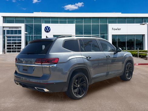 Used 2023 Volkswagen Atlas SE w/ Panoramic Sunroof Package FWD image 7