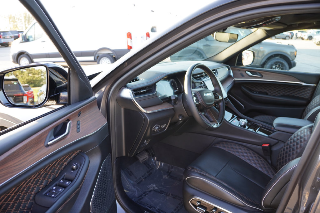 Certified 2025 Jeep Grand Cherokee Summit w/ Obsidian Package AWD/4WD image 15