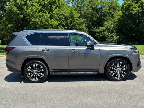 Used 2022 Lexus LX 600 4WD w/ Accessory Package (Z1) image 8