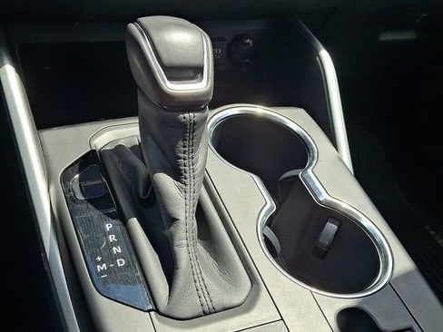 Used 2020 Toyota Highlander XLE AWD/4WD image 11