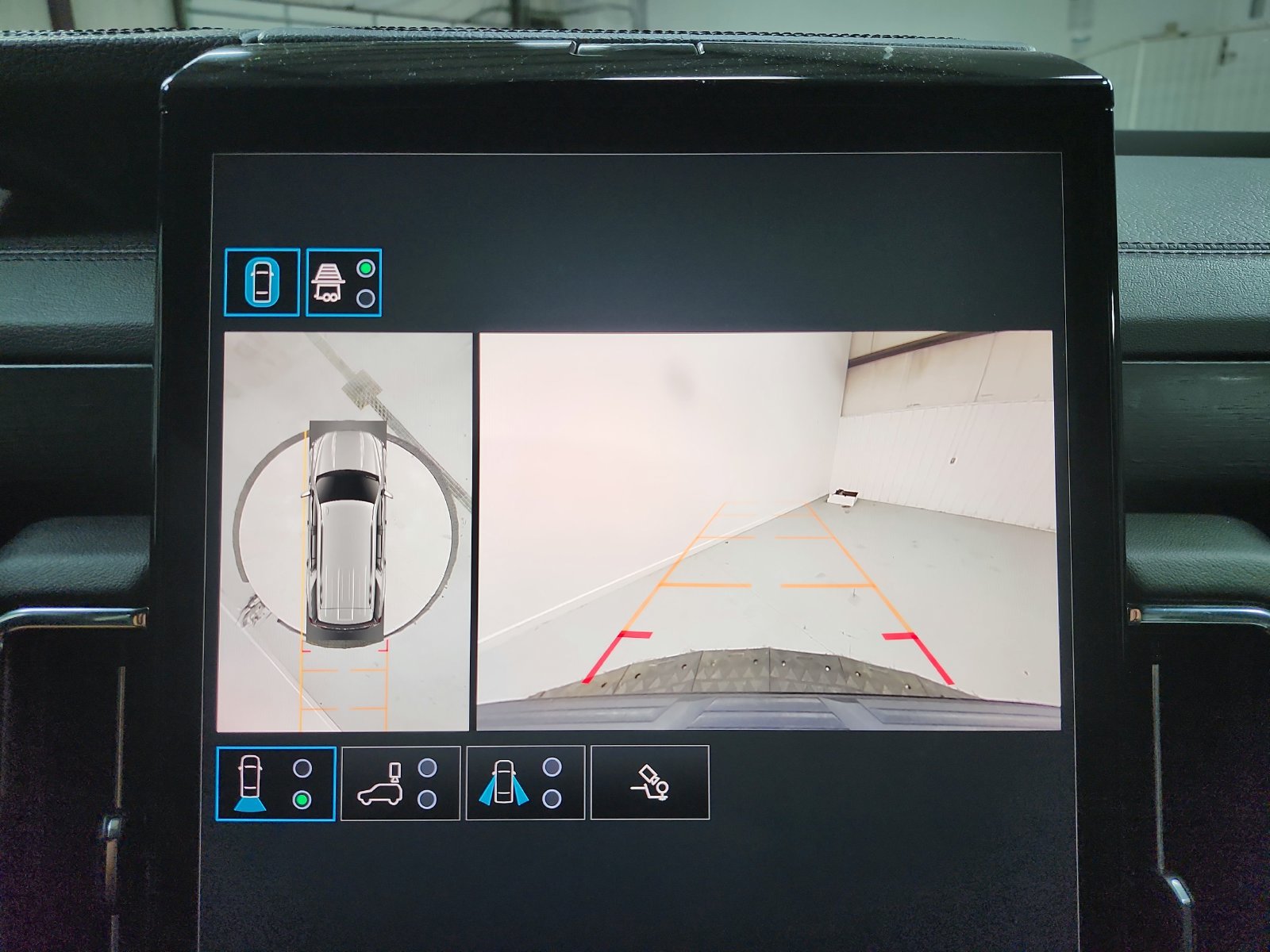 Used 2025 GMC Yukon Denali RWD image 17