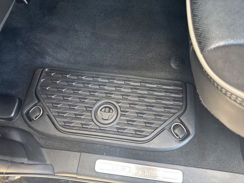 Used 2022 RAM 1500 Laramie AWD/4WD image 32