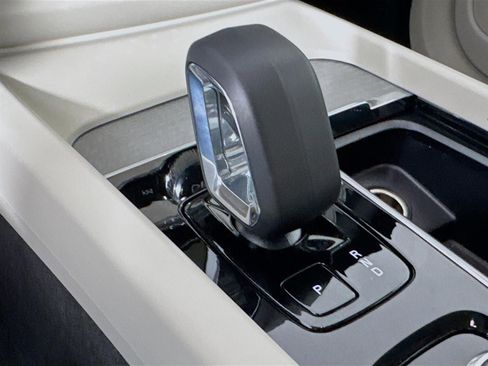 Certified 2025 Volvo XC60 B5 Plus w/ Protection Package Premier image 19