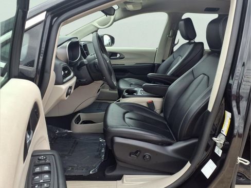 Used 2024 Chrysler Pacifica Touring-L image 9