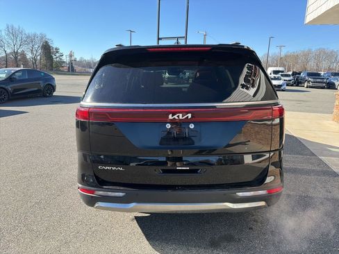 Used 2024 Kia Carnival SX Prestige image 7