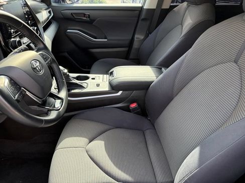 Used 2021 Toyota Highlander LE FWD image 10
