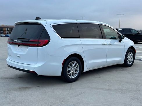 New 2026 Chrysler Pacifica Select image 3