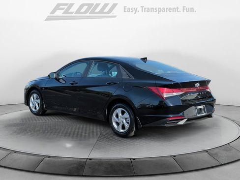 Used 2023 Hyundai Elantra SE w/ Preferred Accessory Package image 5