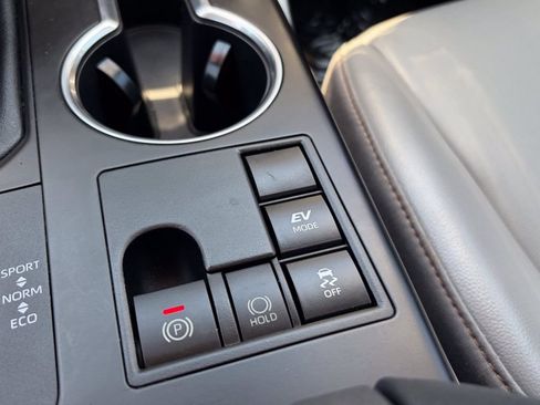 Used 2023 Toyota Highlander Bronze Edition FWD image 27