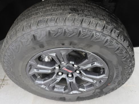 Used 2024 GMC Canyon Elevation w/ Elevation Premium Package AWD/4WD image 3