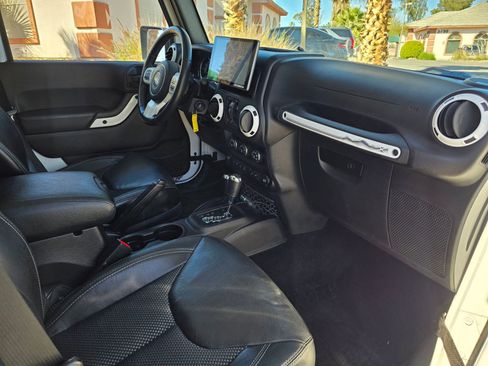 Used 2015 Jeep Wrangler Unlimited Sahara image 12