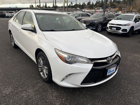Used 2017 Toyota Camry SE image 3