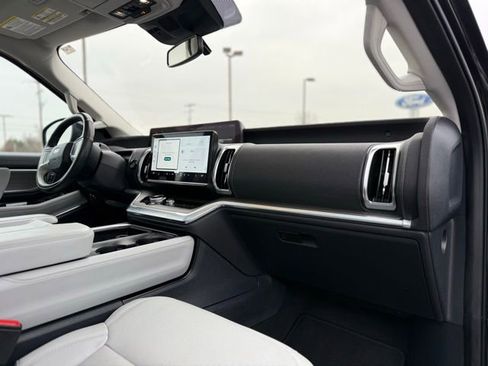 Certified 2025 Ford Expedition Max Platinum image 24