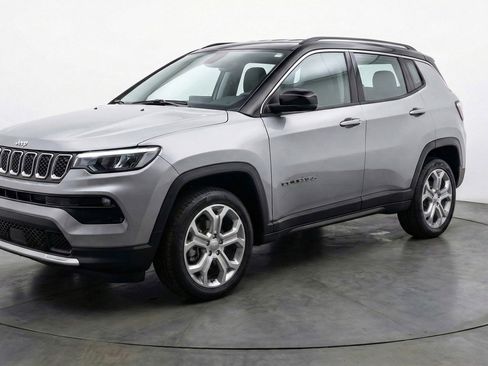 Used 2025 Jeep Compass Latitude image 3