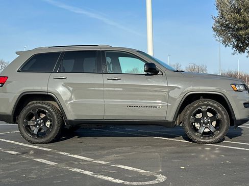Used 2019 Jeep Grand Cherokee Laredo image 3