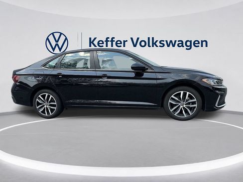 Used 2025 Volkswagen Jetta SE FWD image 6