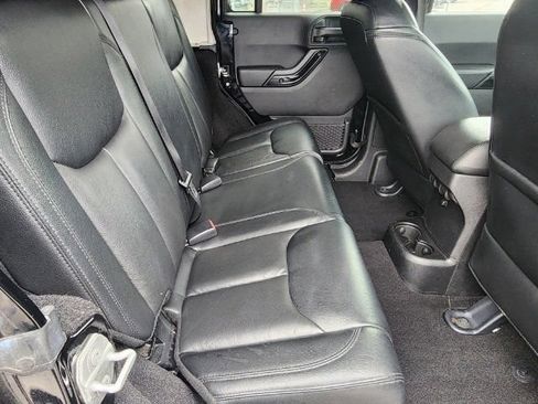 Used 2015 Jeep Wrangler Unlimited Sahara AWD/4WD image 5