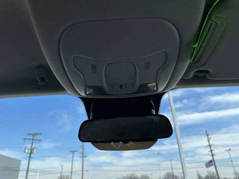 Used 2017 Jeep Renegade Latitude w/ Cold Weather Group image 31