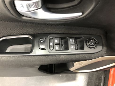 Used 2017 Jeep Renegade Latitude w/ Popular Equipment Group image 17