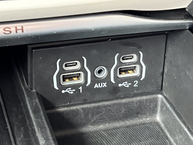 Used 2024 Chrysler Pacifica Limited FWD image 31