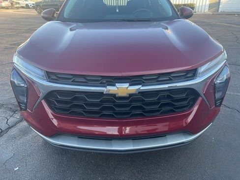 Used 2024 Chevrolet Trax LT w/ LT Convenience Package image 18