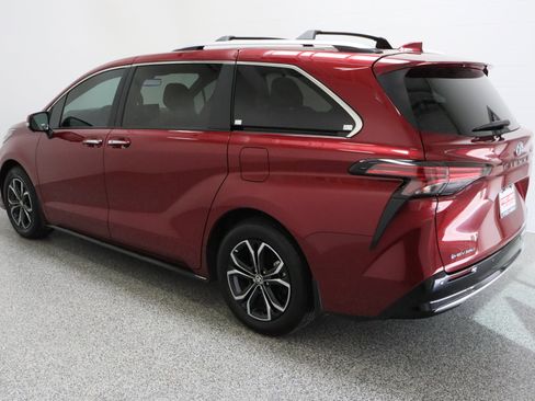 Used 2025 Toyota Sienna Platinum AWD/4WD image 9