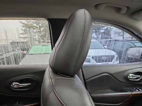 Used 2015 Jeep Cherokee Trailhawk w/ Comfort/Convenience Group image 13