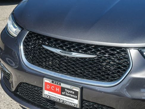 Used 2023 Chrysler Pacifica Touring-L FWD image 5