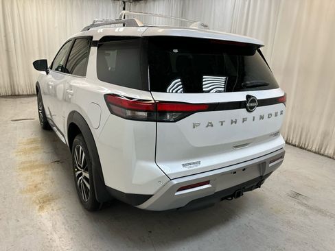 New 2025 Nissan Pathfinder Platinum image 2
