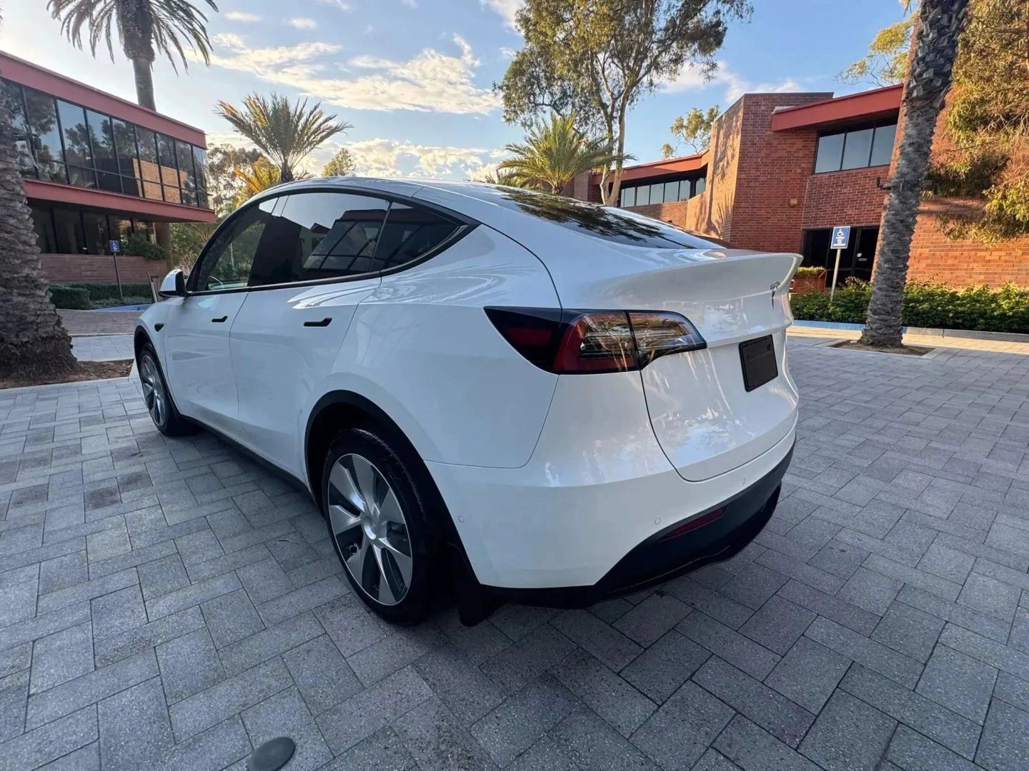 Used 2022 Tesla Model Y Long Range AWD/4WD image 8