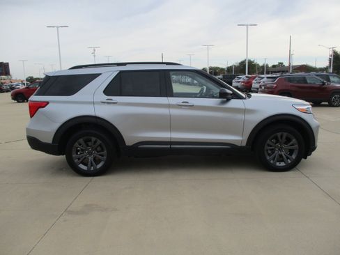 Used 2024 Ford Explorer XLT w/ Equipment Group 202A image 9