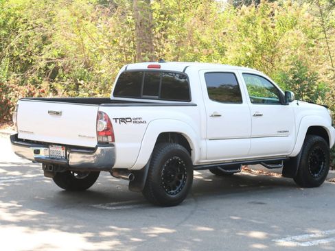Used 2014 Toyota Tacoma PreRunner w/ TRD Off-Road Package RWD image 9